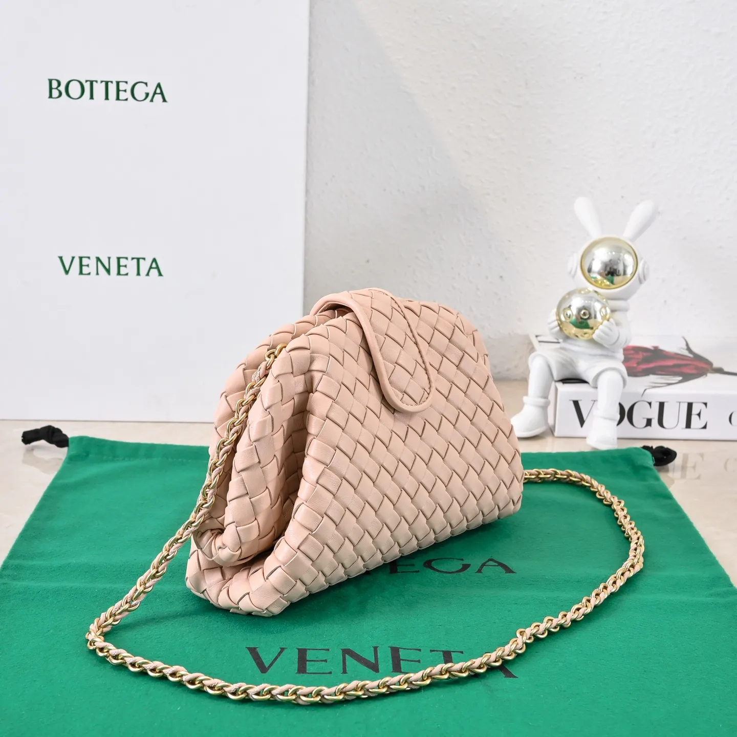 Batch 1880 BOTTEGA VENETA LAUREN 1980 small clutch bag is new! The small size that many people are squatting on is finally here. The self-adjustable zipper is a highlight of this bag. After being removed, it can be used as a handbag for important occasions. One bag unlocks two carrying methods at the same time. It is practical and has a unique sense of structure and beautiful lines. It is more elegant than a small cloud. It is a tribute to the classics and the pursuit of modernity. Style number: 4038 Size: 27*15*8cm